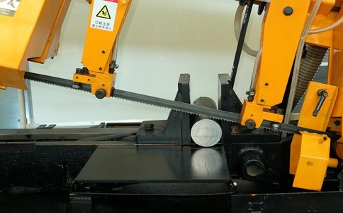 张湾数控带锯床自动送料精度会出现偏差吗？